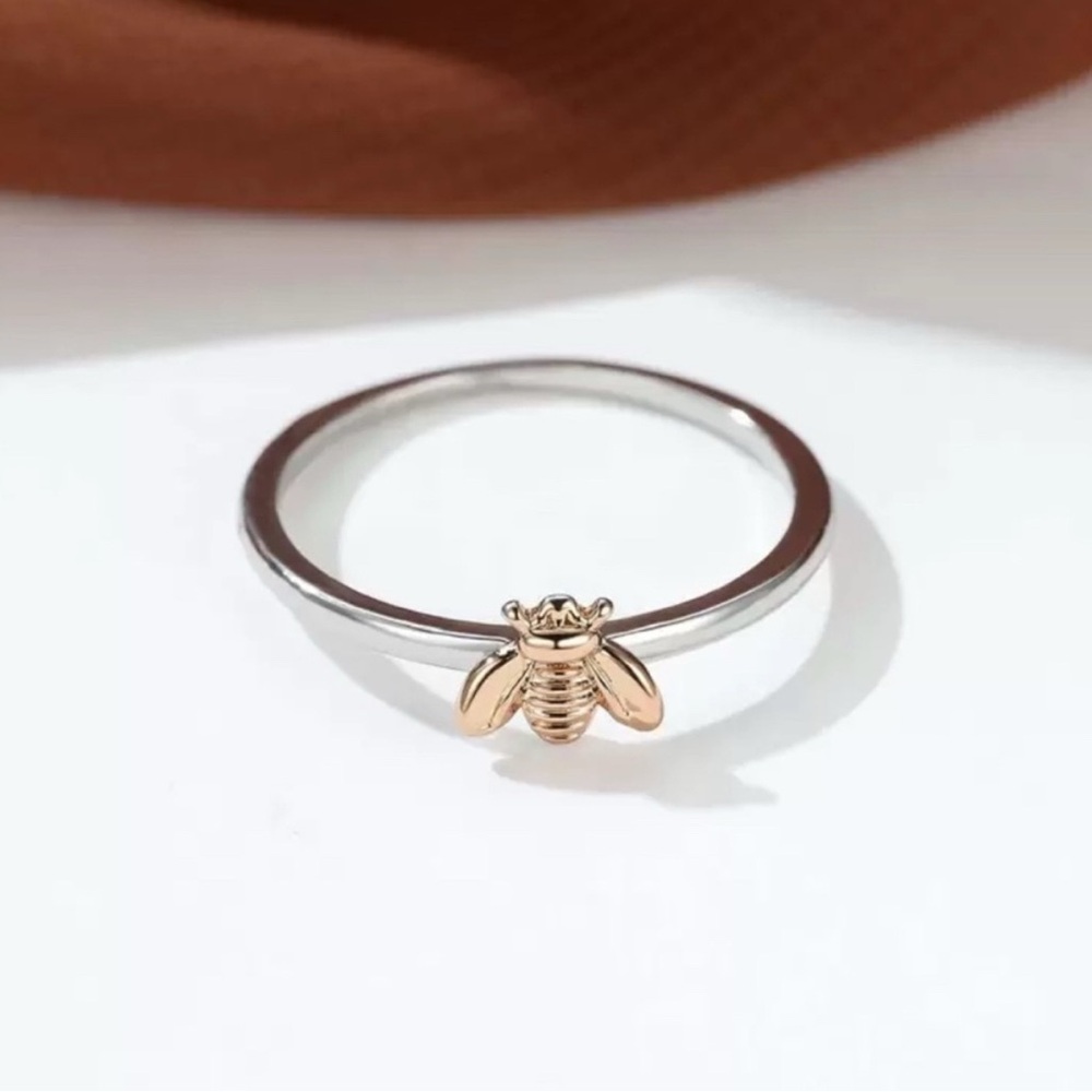 Elegant Silver and Gold Bee Ring - Picture 3 of 8